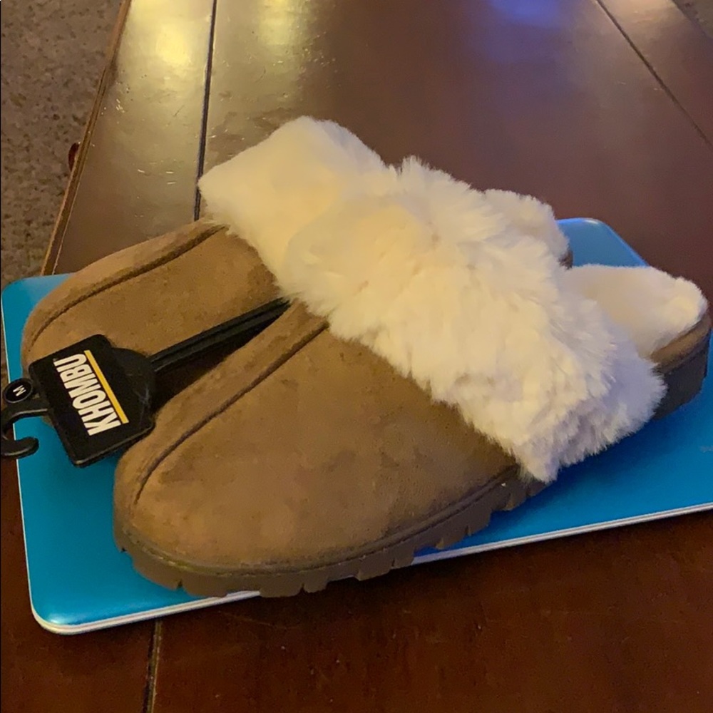 Khombu  tan sandals slippers M 7/8 NEW